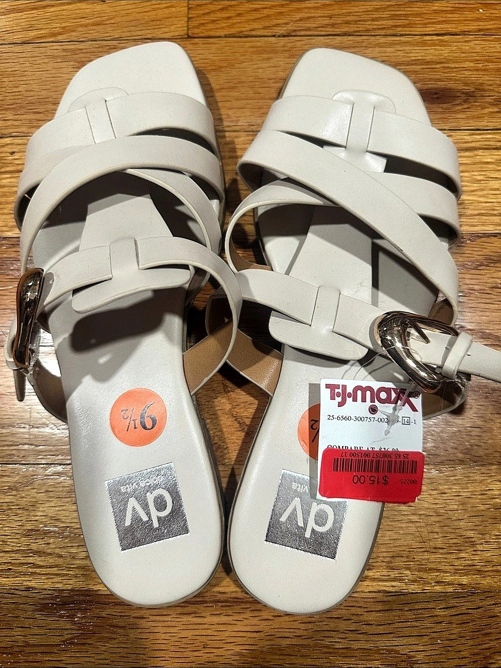 dv Strappy Buckle Sandals in Cream. US 9.5 NWT